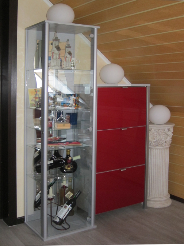 Vitrine und Schuhschrank Vitrine und Schuhschrank